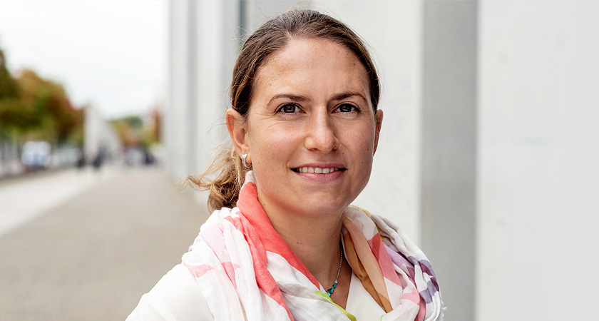 Dr. Julia Metz Dr. Julia Metz